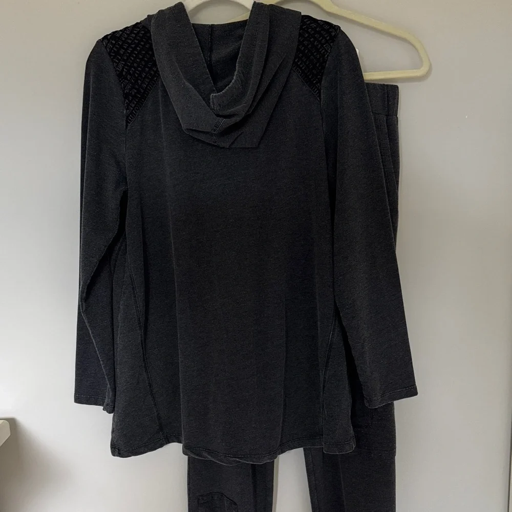 LOGO Life French Terry Pullover Hoodie With Pintuck and Joggers Set Medium 8/10 - Picture 4 of 12